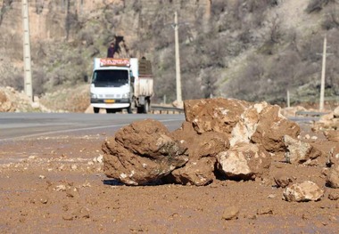 ریزش کوه راه 10روستای اندیکا را مسدود کرد