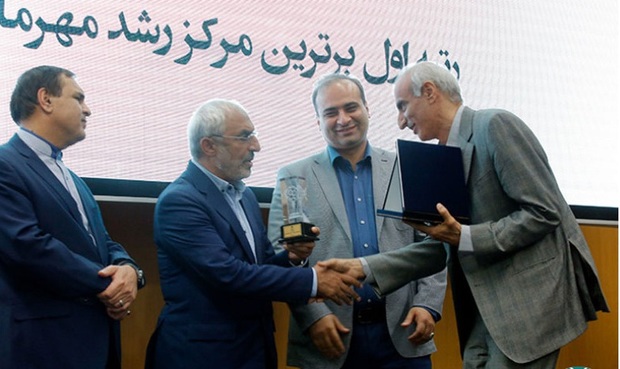 مرکز رشد واحدهای فناور شهرک علمی و تحقیقاتی اصفهان در جایگاه نخست کشور ایستاد