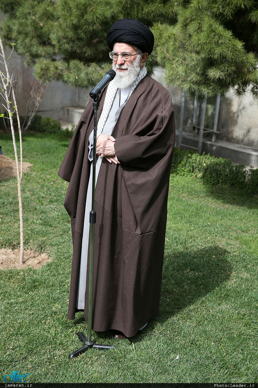 رهبر معظم انقلاب اسلامی دو اصله نهال میوه غرس کردند