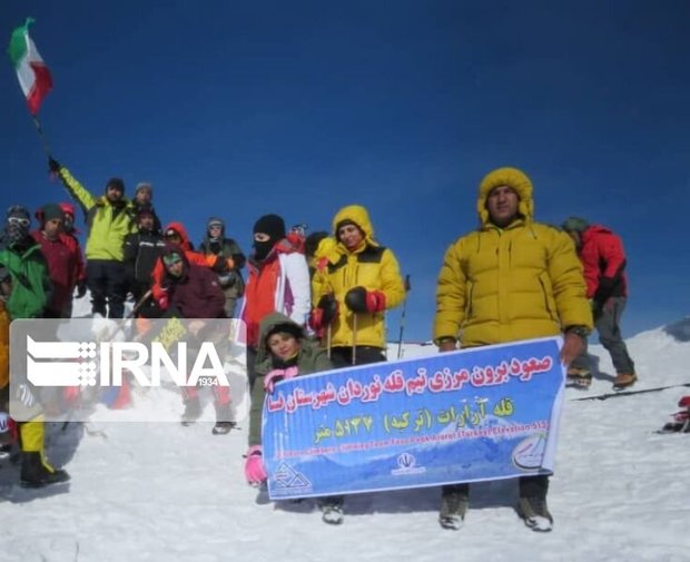پرچم جمهوری اسلامی ایران بر فراز قله آرارات به اهتزاز درآمد