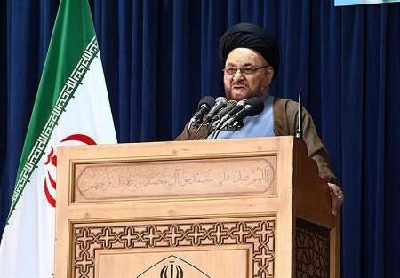 امام جمعه موقت اصفهان: تمامیت اراضی عراق حفظ شود،جداسازی نقشه استکباری است