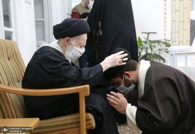 مراسم عمامه گذاری طلاب توسط آیت الله شبیری زنجانی در شب ولادت حضرت زهرا(س)