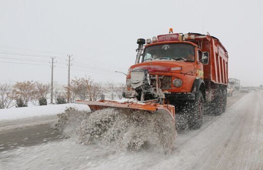 عملیات راهداری زمستانی در ۲۸۶ کیلومتر از راههای استحفاظی استان  سمنان  طی هفته گذشته