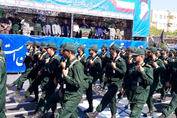 رژه نیروهای مسلح به مناسبت هفته دفاع مقدس درسمنان برگزار شد