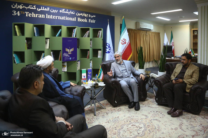 بازدید سرپرست موسسه تنظیم و نشر آثار حضرت امام خمینی(ره) از نمایشگاه کتاب