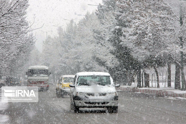 آغاز بارش برف در کلیه جاده‌های استان قزوین