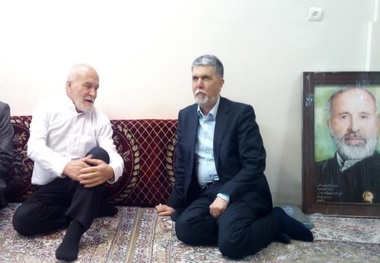  وزیر فرهنگ و ارشاد با معلم دوران دبستان خود دیدار کرد+ عکس
