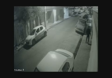 ببینید چگونه سارق منزل درب پارکینگ را باز می کند
