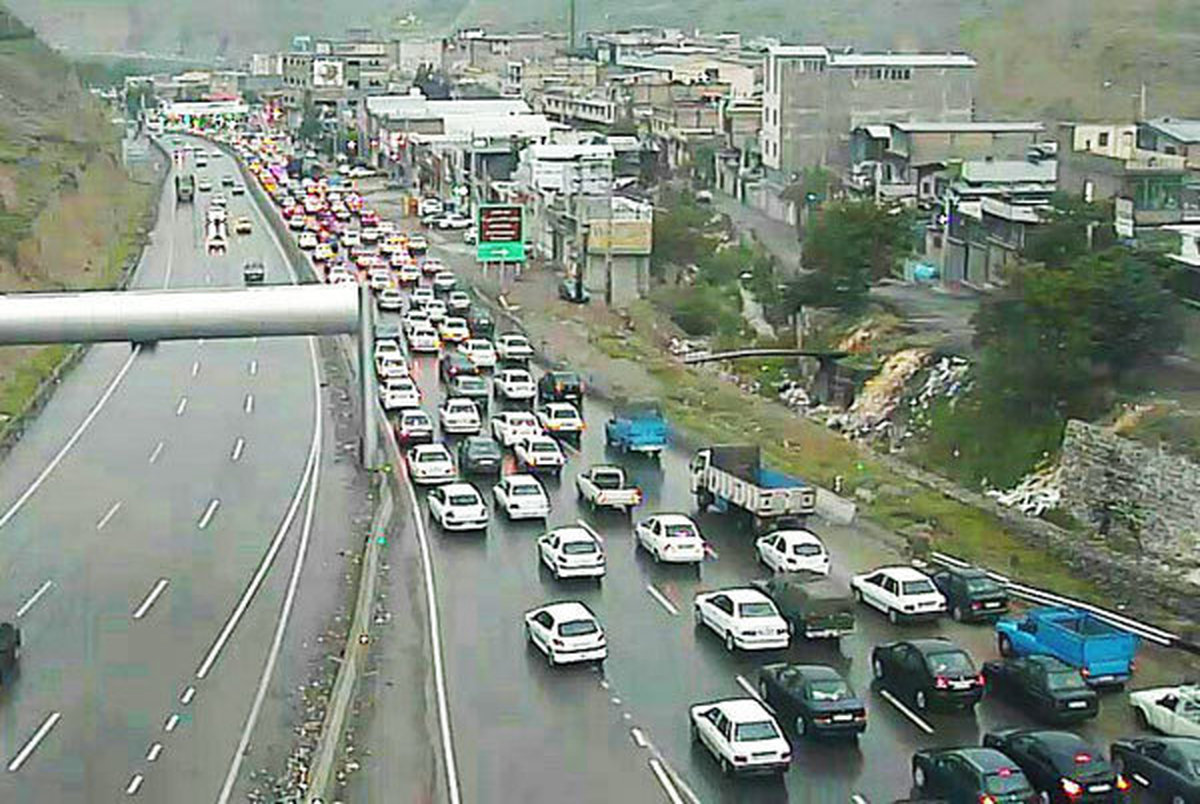 ترافیک شدید در بزرگراه در آزادراه تهران- کرج در آخرین روز از تعطیلات