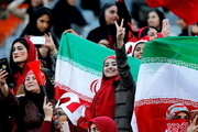 بهترین کادوی دختر ایرانی در روز ورود به ورزشگاه / ویدیو