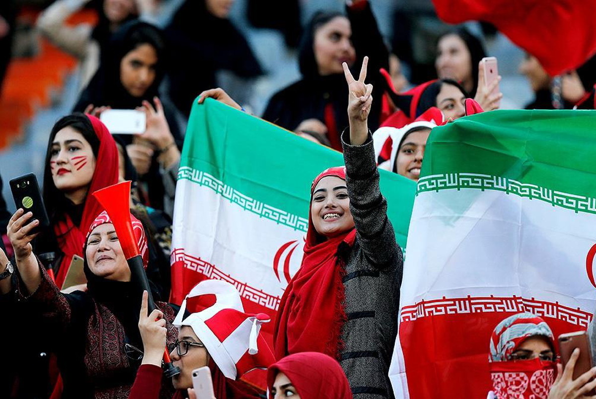 بهترین کادوی دختر ایرانی در روز ورود به ورزشگاه / ویدیو