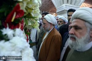 ادای احترام میهمانان سی‌ودومین کنفرانس بین‌المللی وحدت اسلامی نسبت به امام خمینی(س)