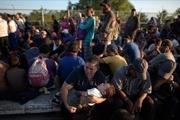 هزاران مهاجر برای ورود به آمریکا به مرز این کشور با مکزیک سرازیر شدند