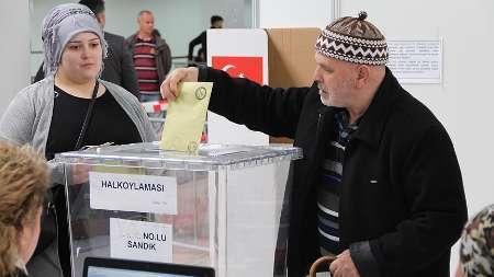 رای گیری تغییرات قانون اساسی ترکیه در هلند آغاز شد