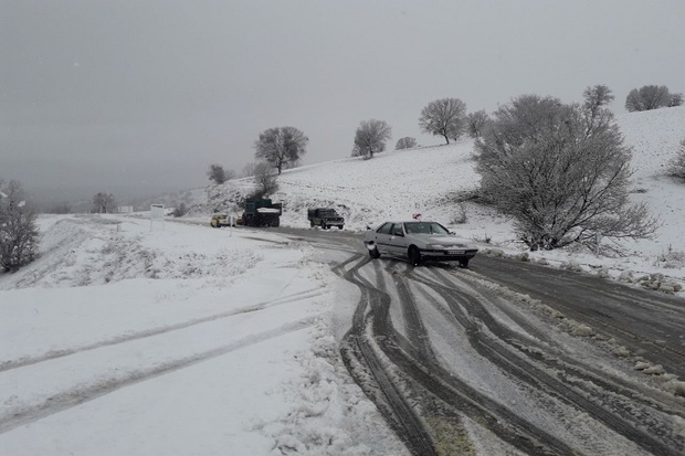 بارش برف به کندی تردد در مناطق کوهستانی سردشت منجر شد