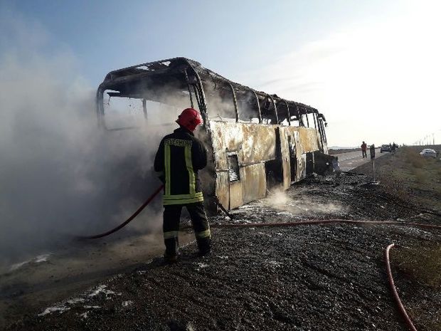 یک اتوبوس مسافربری در غرب خراسان رضوی دچار حریق شد