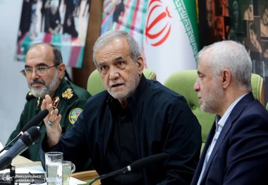 پزشکیان: بازگرداندن مهاجران افغانستانی اقدامی ضروری و به نفع خودشان است؛ تلاش خواهیم کرد که این اقدامات در نهایت احترام به پیش برود/ نباید به صرف ابراز یک نظر مخالف کسی را دشمن تلقی کنیم/ اصلی‌ترین راهکار خنثی کردن توطئه‌های دشمن، خدمت بی‌منت به مردم است