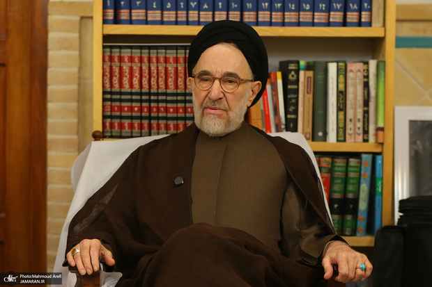 سید محمد خاتمی: «ای ایران» گفتن کافی نیست، باید نسبت به ایران اهتمام عملی داشت/ از اسلامی سخن می‌گویم که به ایران احترام قائل است/ ما دنبال تخیلات دیگری رفتیم که نه به آنها رسیدیم و نه توسعه