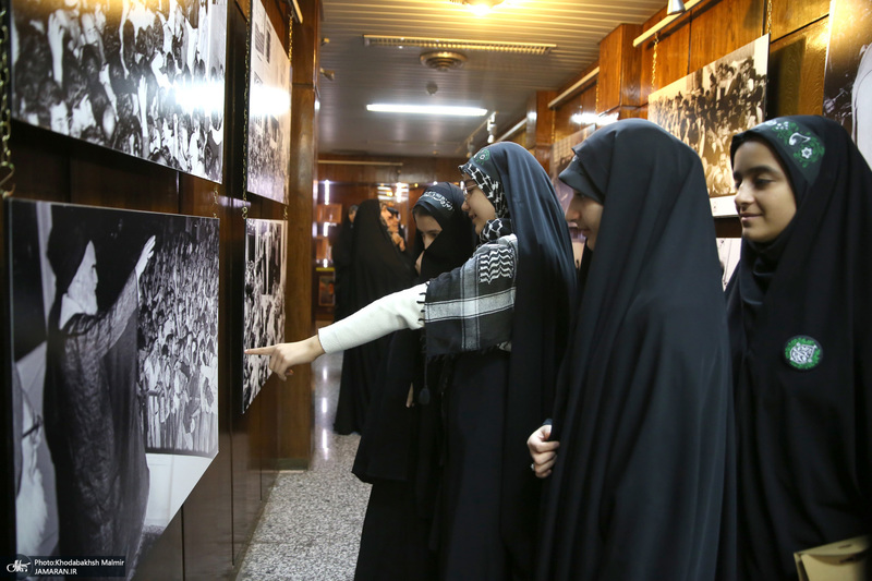 بازدید جمعی از دانش آموزان مدرسه انقلاب کرج از بیت امام خمینی در جماران