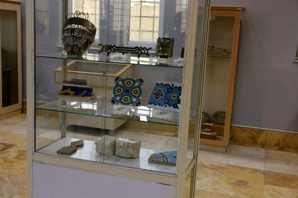 برگزاری نمایشگاه اشیاء متبرکه اماکن مذهبی در موزه آبادان + تصاویر