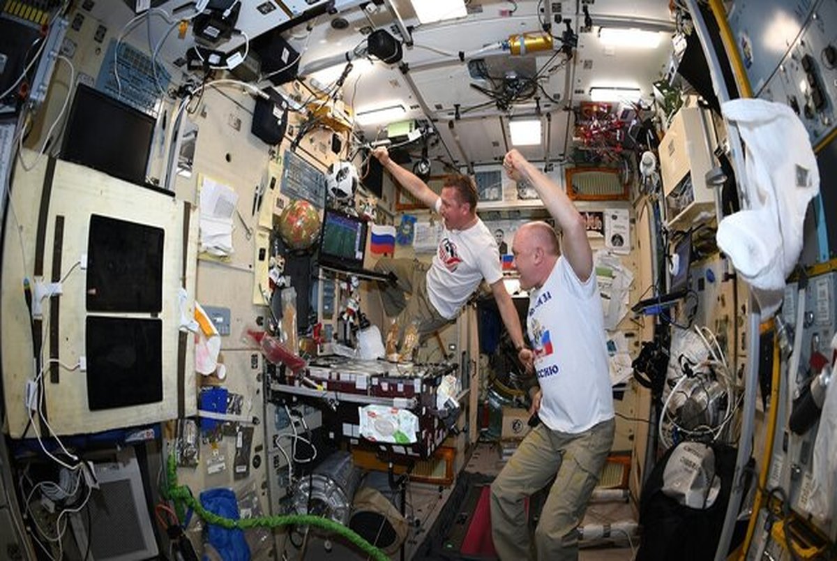 فضانوردان در حال تماشای بازی‌های جام‌جهانی+ تصاویر