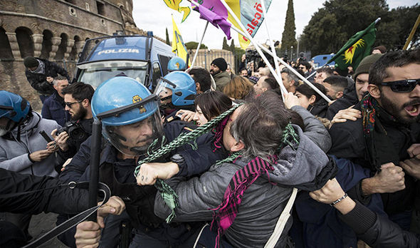 تصاویر/ تظاهرات خشونت آمیز علیه سفر اردوغان