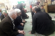 حضور محمدرضا عارف در یکی از مساجد شرق تهران برای نماز مغرب و عشا و شنیدن مشکلات مردم
