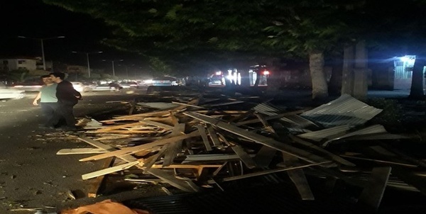 خسارت وزش تندباد در شرق گیلان به چند خانه و خودرو