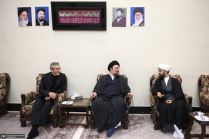 دیدار سرپرست و کارکنان وزارت خارجه باسید حسن خمینی در حرم مطهر امام خمینی (س)