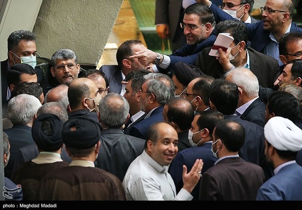 مجلسی‌ها هم دیگر فاصله‌گذاری را رعایت نمی‌کنند!+عکس